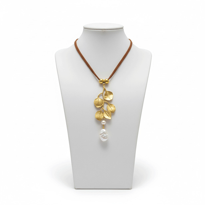 collar hojas realizadas a mano con perla de barroca y cordon ante natural